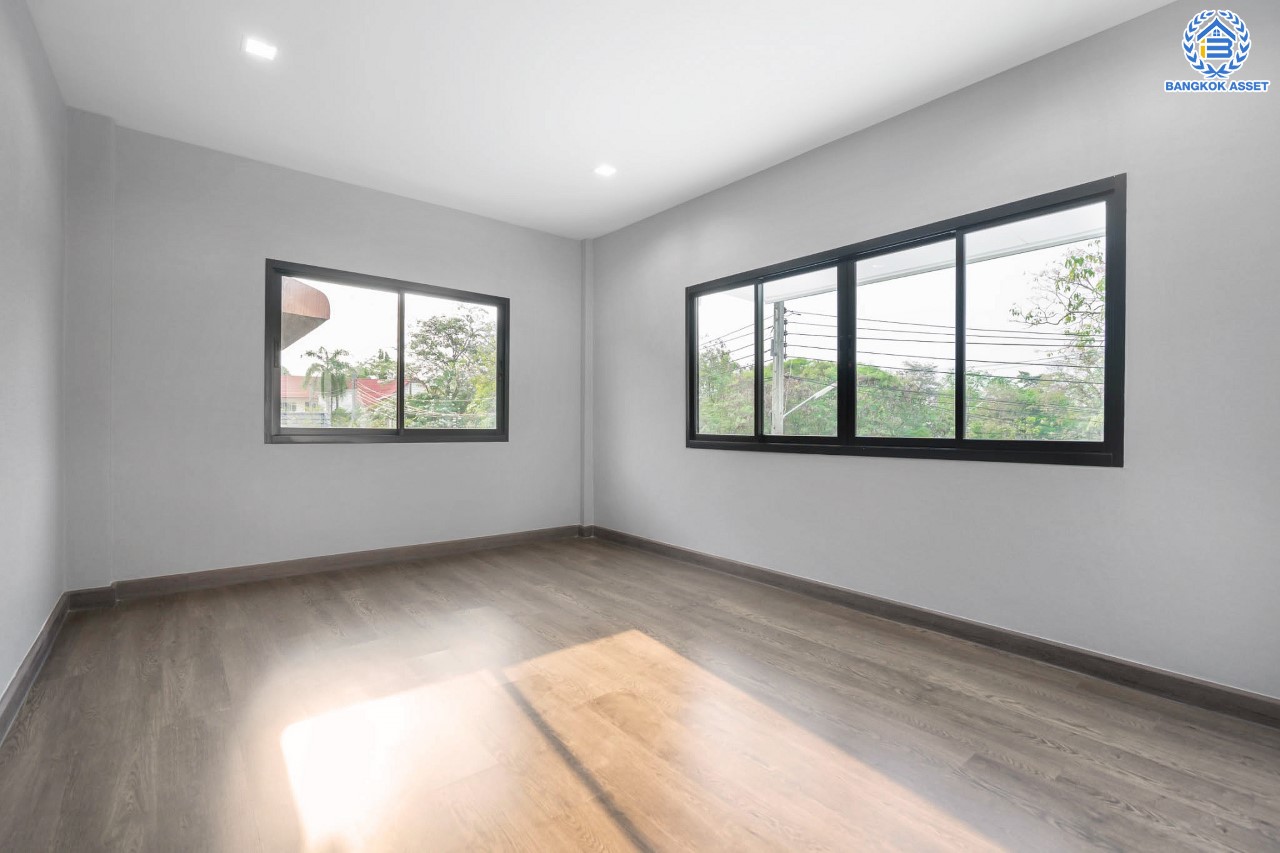 บ้านมือสองตกแต่งใหม่ ม.กฤษดานคร18 บรมราชชนนี เนื้อที่ 125 ตร.ว. บนพื้นที่ใช้สอยมากถึง 353 ตร.ม. อีกระดับของฟังก์ชัน 4 ห้องนอน 4 ห้องน้ำ 1 ห้องอเนกประสงค์ 1 ห้องแม่บ้าน จอดรถได้ 2 คัน บรรยากาศสุด Private บนทำเลศักยภาพเชื่อมต่อหลายเส้นทาง ใกล้เซ็นทรัลปิ่นเกล้า ม.มหิดล และทางด่วน "กาญจนาภิเษก"...